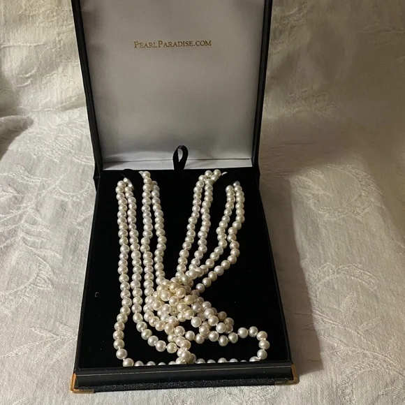 Classic White Pearl Necklace .. 30” Single Strand .. case included - Picture 4 of 5